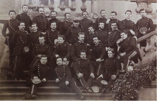 Première photo connue relative au port de l’uniforme, promotion 1877 sur les marches de l’École des Mineurs à Chantegrillet © Association ICM