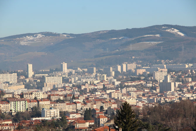 Vue sur le sud de Saint-Etienne et le massif du Pilat, vue de la rue Emile Deschanelle © H. Jacquemin