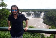 Nikolas Thepot devant les chutes d'Iguazú situées à la frontière entre le Brésil et l’Argentine. © Nikolas Thepot