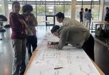 etudiants travaillant sur la fresque du climat