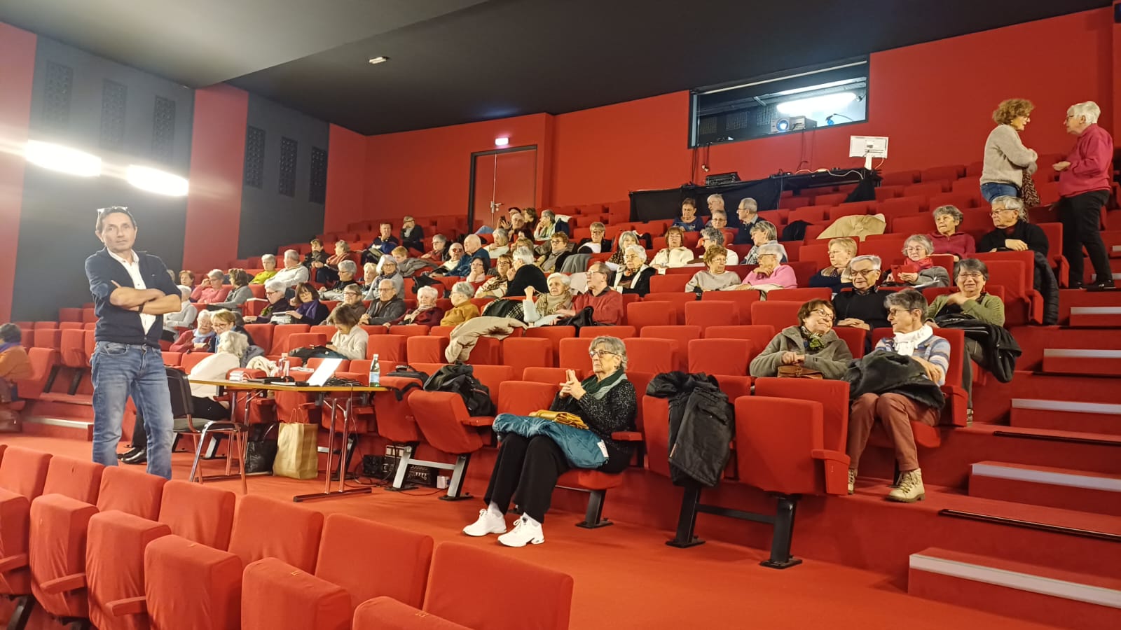 jean pierre poyet dans le public de sa conférence sur les produits chimiques