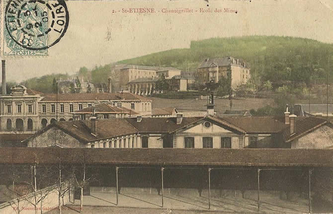 Le domaine de Chantegrillet - L’École est située en arrière-plan, au centre de la photo.