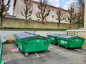 Photo de la mini-déchetterie de Mines Saint-Étienne, dans laquelle 7 catégories de déchets traités sont triés.