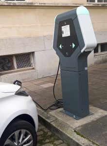 Parking des voitures de service électriques avec bornes de recharge.