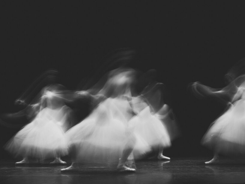 Temps et mouvement sont dépendants. Simon Boxus/Unsplash, CC BY-SA