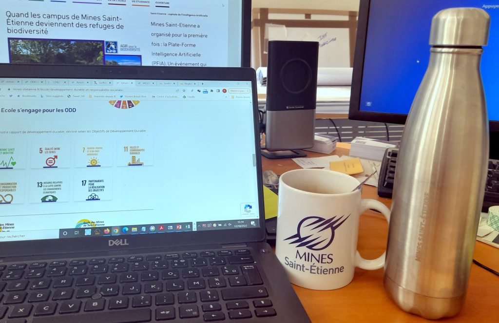 Photo : mugs et gourde donnés au collaborateurs de Mines Saint-Étienne pour remplacer les contenants plastiques.