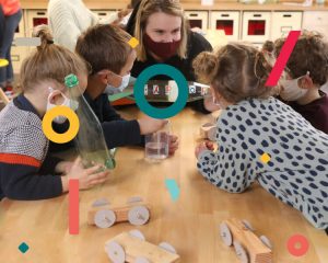Photo d'une activité pédagogique à Explora avec une animatrice et des enfants.