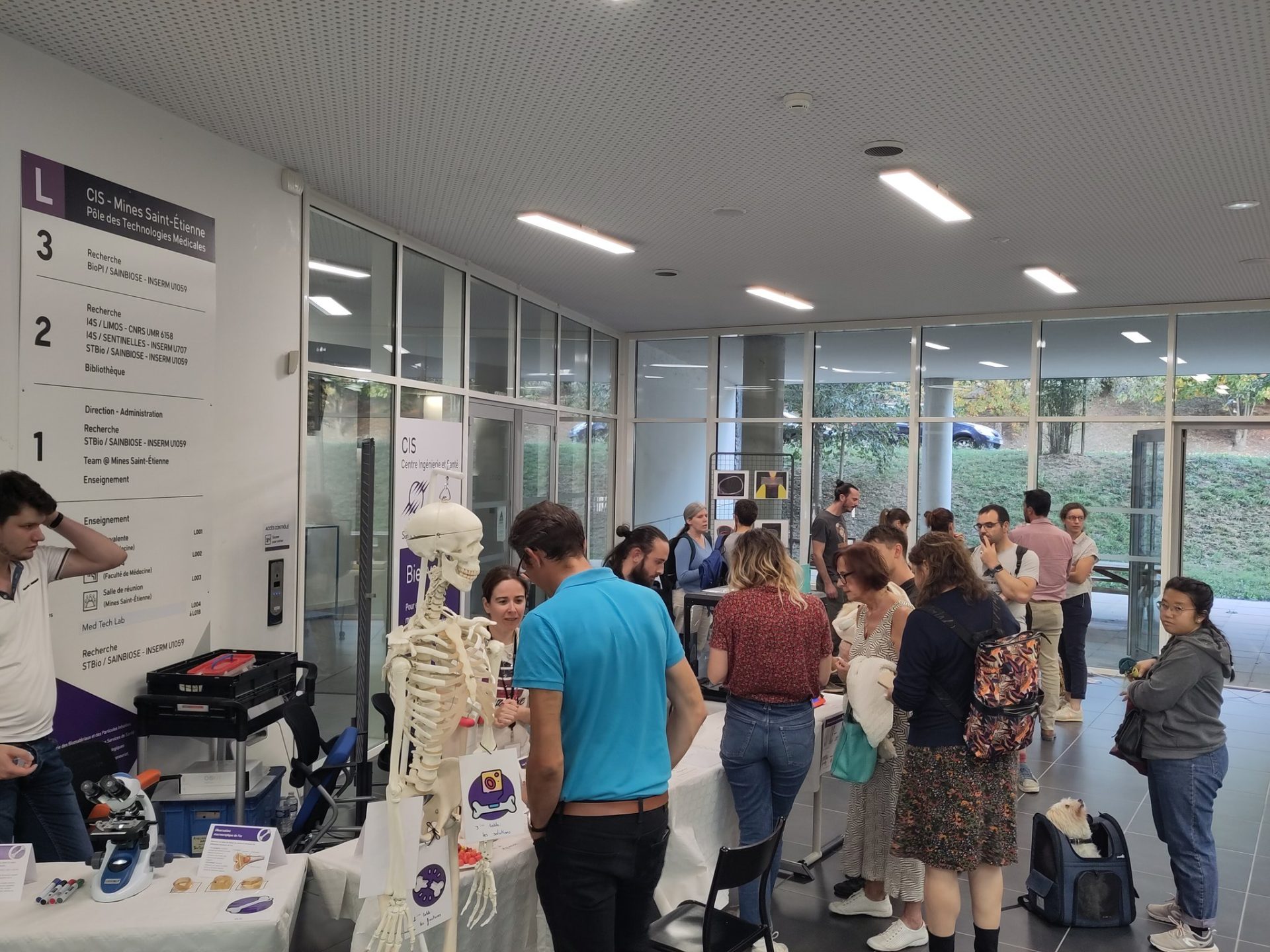 Photo lors de la fête de la science 2023. Le grand public découvre les recherches sur la santé de Mines Saint-Étienne. 