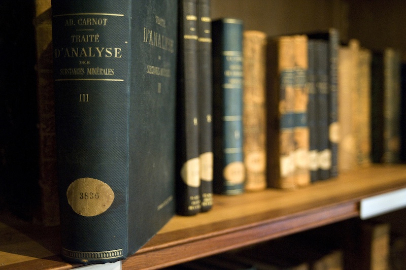 Livres anciens en bibliothèque - Traité d'analyse des substances minérales d'Ad. Carnot, exemplaire historique dans une collection de Mines Saint-Étienne.