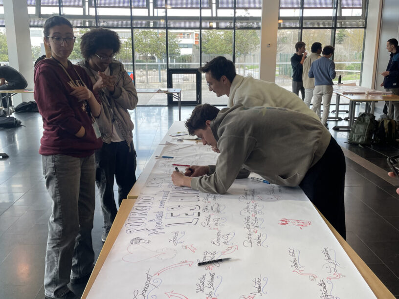 etudiants travaillant sur la fresque du climat