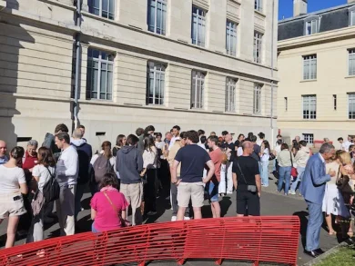 Tour of Mines Saint-Étienne's Fauriel campus by new ICM students and their families during the back-to-school period