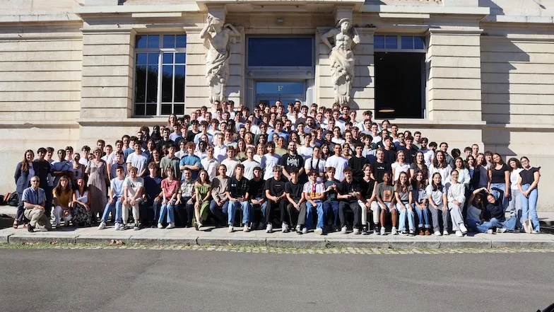 Group photo of the new cohort of ISMIN engineering students in front of the Mines School premises