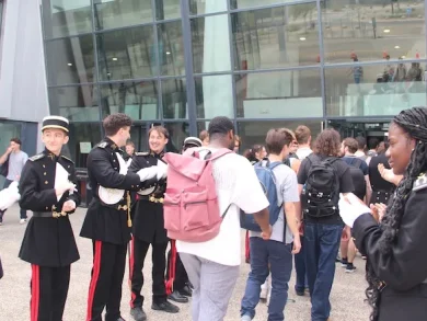2nd-year ISMIN students forming a guard of honour to welcome the new cohort on the Aix-Marseille-Provence campus.