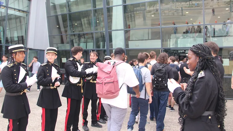 2nd-year ISMIN students forming a guard of honour to welcome the new cohort on the Aix-Marseille-Provence campus.