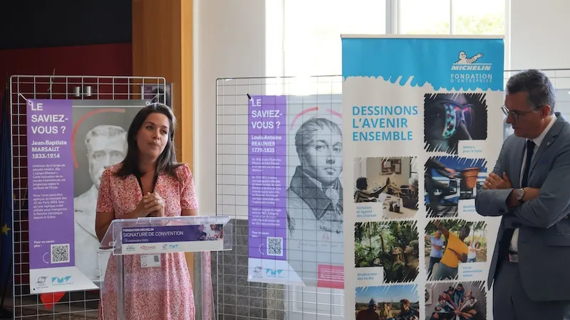 Jeanne-Marie Mas, directrice adjointe de La Rotonde, au pupitre lors du lancement du projet avec la Fondation Michelin