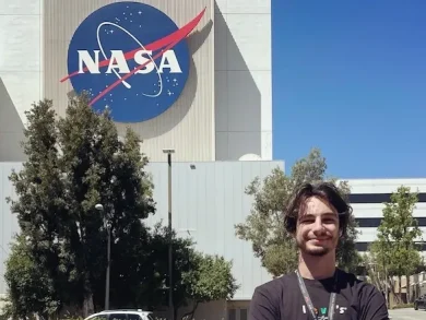 Evann Kurzawa, diplômé de Mines Saint-Étienne, devant le Jet Propulsion Laboratory (JPL) de la NASA
