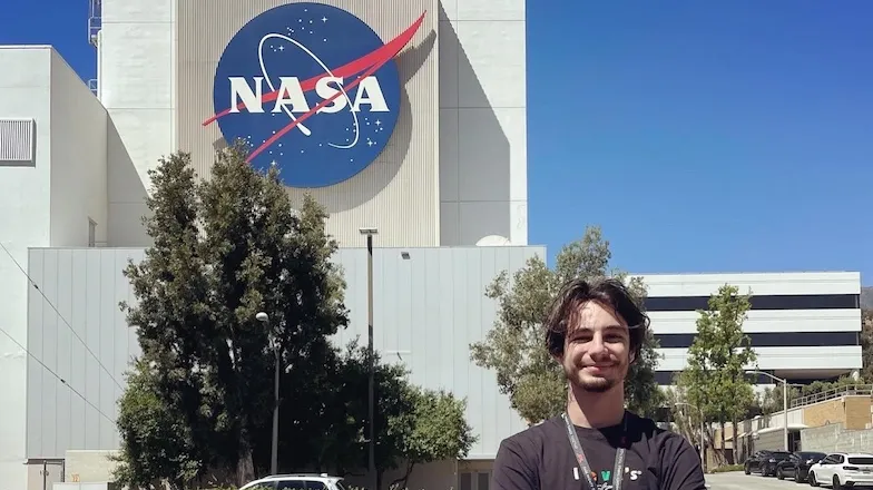 Evann Kurzawa, diplômé de Mines Saint-Étienne, devant le Jet Propulsion Laboratory (JPL) de la NASA