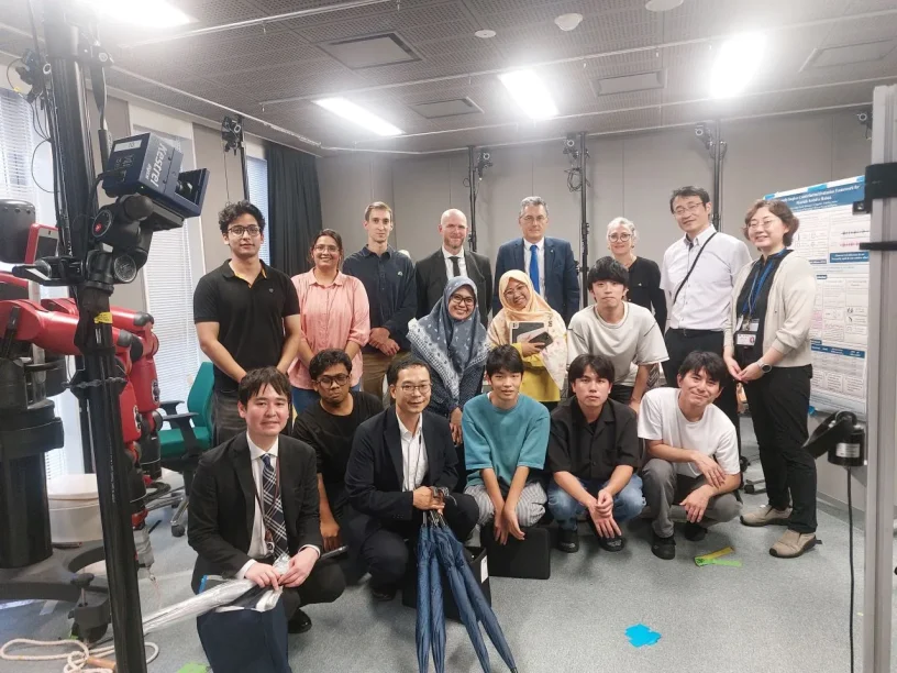 Visite d'un laboratoire japonais par la délégation de Mines Saint-Étienne, avec des étudiants et chercheurs.